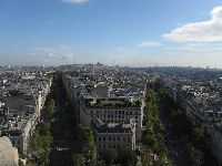 Pohled z Arc de Triomphe na Sacre Coeur