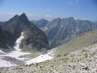 Pohled na chatu po Rysy a vlevo esk tt (2500m)